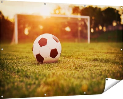 Gards Tuinposter Voetbal met Goal tijdens Zonsondergang - 150x100 cm - Tuindoek - Tuindecoratie - Wanddecoratie buiten - Tuinschilderij