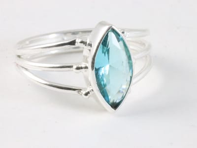Opengewerkte zilveren ring met blauwe topaas - maat 20.5