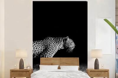 Behang - Fotobehang Wilde dieren - Luipaard - Gras - Zwart - Wit - Breedte 195 cm x hoogte 300 cm