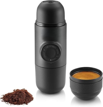 DD® Draagbare Koffiemachine - Koffiemolen Perfect voor Onderweg - Koffiemaatje Inclusief Opbergzakje - Alleen Kokend Water Benodigd - Zonder Elektriciteit - Zwart - ‎6cm x 7cm x 18cm