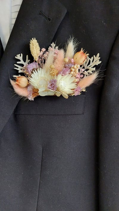 Romantisch en stijlvol zakboutonnière voor bruidegom met gedroogde bloemen, boutonnière bruidegom, corsages bruidegom