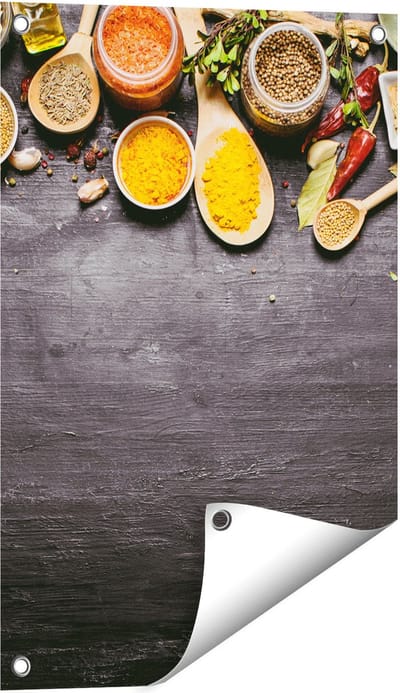 Gards Tuinposter Indiase Kruiden op een Zwarte Tafel - 40x60 cm - Tuindoek - Tuindecoratie - Wanddecoratie buiten - Tuinschilderij
