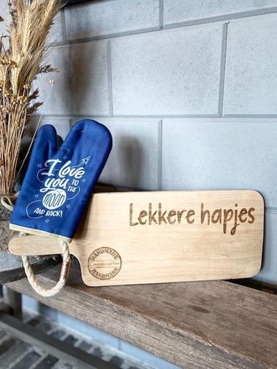 Serveerplank Lekkere Hapjes + Ovenhandschoen met de tekst `I love you to the moon and back` / Valentijnsdag / liefde / vriendschap