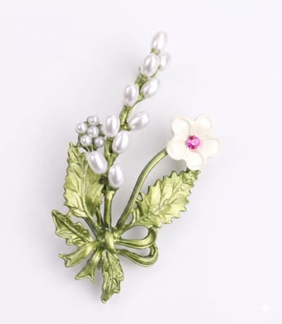 N3 Collecties Elegante parel bloesem broche met groene emaille blaadjes.