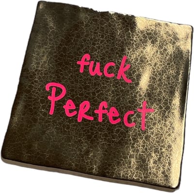Hippe tegeltje met tekst: Fuck Perfect | Goud met neon roze | Gepersonaliseerde cadeau | Hippe Spreuktegel | Nieuwe woning cadeau | Housewarming cadeau