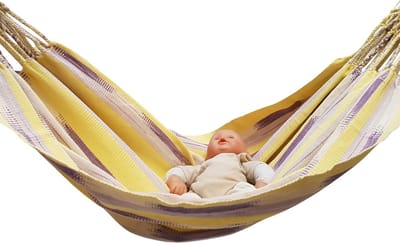 Prachtige, unieke Babyhangmat Guanabana #2 Handgeweven en met natuur verf gekleurd. Kleurstoffen uit planten, wortels en schors, die in de katoendraad worden ingekookt. Zon en waterbestendig