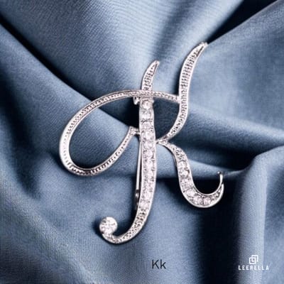 Luxe Strass | K | Letter Broche Zilverkleurig met Zirconia Steentjes – Unisex Cursieve Initialen Pin Diverse Maten Voor Heren & Dames