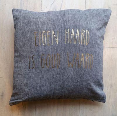Kussenhoes met tekst goud print | Eigen Haard is Goud waard  | 40x40 cm | kussensloop kussen cadeau man vrouw huis verhuizing housewarming winter woonkamer luxe zacht