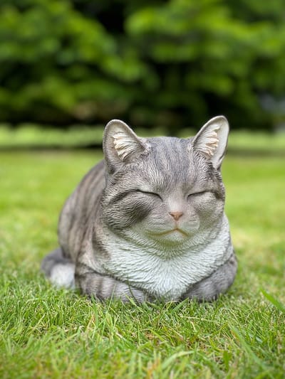 Dromende kat groot - HotAnt - grijs gestreept 18 cm hoog - kat - polyester -polystone - beeld - tuinbeeld - hoogkwalitatieve kunststof - decoratiefiguur - interieur - accessoire - voor binnen - cadeau - geschenk