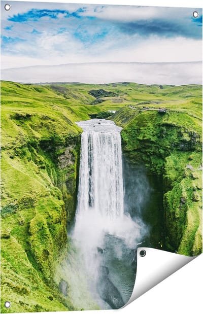Gards Tuinposter Waterval in het Groene Landschap - 60x80 cm - Tuindoek - Tuindecoratie - Wanddecoratie buiten - Tuinschilderij