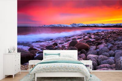 Behang - Fotobehang Zon - Stenen - Sneeuw - Landschap - Water - Breedte 390 cm x hoogte 260 cm