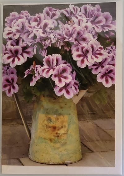 Altijd leuk om een blanco kaart met bloemen te versturen of te krijgen. Dit is een zeer geschikte wenskaart om te geven bij meerdere gelegenheden. Een dubbele wenskaart inclusief envelop en in folie verpakt.