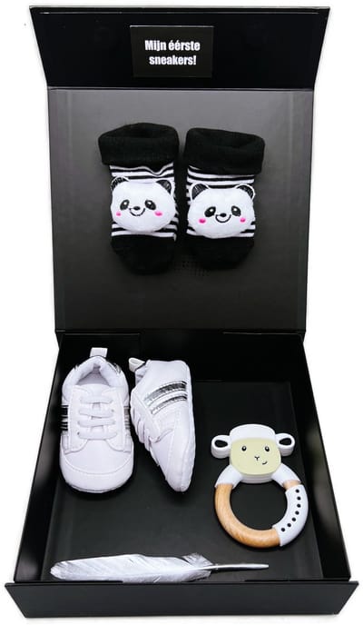 Kraamcadeau met babyschoentjes, babysokjes en houten bijtring - geboortegeschenk – ook rechtstreeks als cadeau te versturen