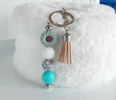 Sleutelhanger, tashanger met kralen en kwastje | wit, aqua | bloem