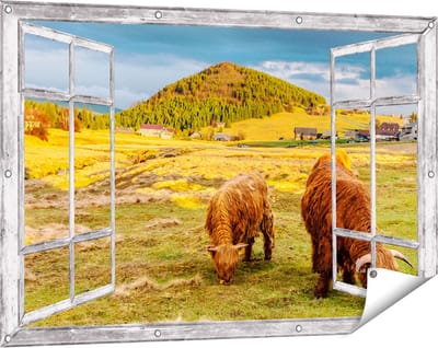 Gards Tuinposter Doorkijk Twee Schotse Hooglanders bij een Dorp - 120x80 cm - Tuindoek - Tuindecoratie - Wanddecoratie buiten - Tuinschilderij