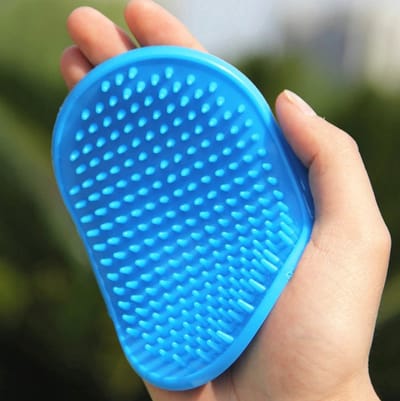 New Age Devi - "Siliconen Vachtverzorgingsborstel voor Honden en Katten - Flexibele Massage Borstel - Haar- en Klittenkam - Blauw"