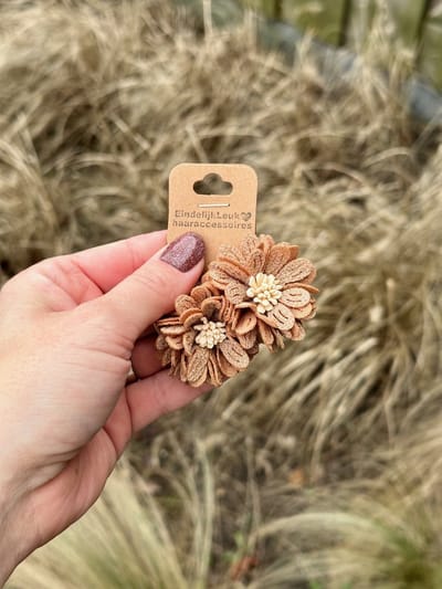 Schattige haarelastiekjes bloem - Bloem taupe - Haarelastiekjes - Elastiekjes voor meisjes - Haaraccessoires - Haaraccessoires voor meisjes - Mooie haarelastiekjes meisje - Cadeautje meisje - Setje van 2 elastiekjes