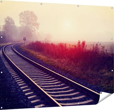 Gards Tuinposter Spoorweg Rails tijdens de Herfst met Mist - 150x120 cm - Tuindoek - Tuindecoratie - Wanddecoratie buiten - Tuinschilderij