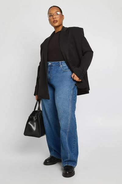 boohoo Dames Plus Midden Taille Gedraaide Naad Tonvormige Pijp Jeans | Gewassen Indigo | Maat: 48