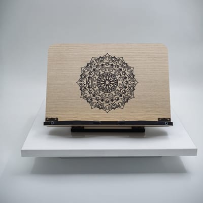 Zeo Wood® Boekenstandaard Hout – Boekenhouder – Kookboekstandaard – Tablet Standaard – Verstelbaar – Mandala Design – 30x20 cm - Eiken