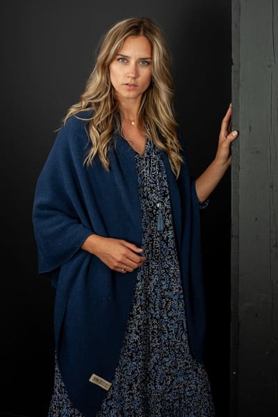 Twelve Million - Dames omslagdoek Texas - Driehoeksjaal - Gerecyclede materialen - Poncho - Wolvrij - Donkerblauw