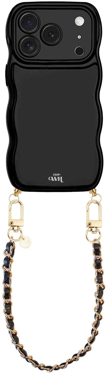 xoxo Wildhearts Glossy Wavy Cord Case Black - Geschikt voor iPhone 17 Pro Max - Classic Chain - Kort koord - Glimmend telefoonhoesje met golven - Hoesje met koord - Zwart met gouden ketting - Telefoonkoord - Korte variant koord