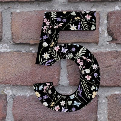 Huisnummer Arial 5 zwart met bloemen - Maat: Klein (10 cm) - zelfklevend - Huisnummerbord