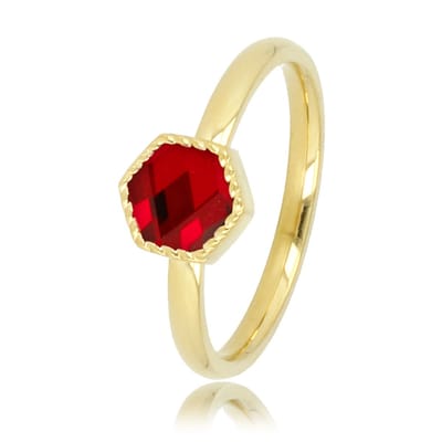 My Bendel - Ring Goudkleurig met Rode Zeshoekige Glassteen - Goudkleurige Ring - Zeshoekige Donkerrode Glassteen - met Luxe Cadeauverpakking | Sieraden Voor Dames | Maat 16.00 Mm / Maat 50