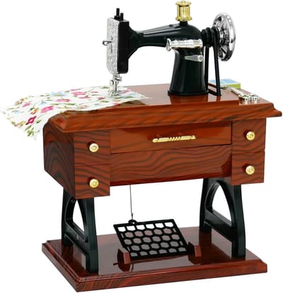 Naaimachine Muziekdoos - Retro Mini Naaimachine Model met Klok - Ambachtelijk Bureau Decoratie en Sfeerverlichting - Creatief Cadeau voor Verjaardag en Huisdecoratie - Bruine Kleur
