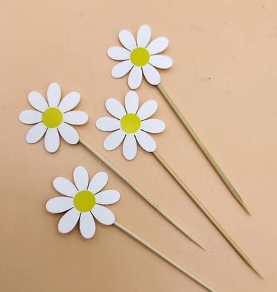 Taartversiering Madelief - Prikker - Cocktailprikkers - Prikkers - Cupcake - Toppers - Bamboe - Bloemetjes - Bloem - Decoratie – Taart/Cake - Geboorte - Verjaardag – Birthday - Feestje – Party - Babyshower | DH collection