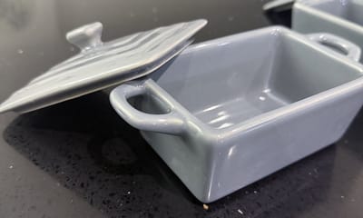 4 Mini braadpannen met deksel- mini cocotte’s - 4 setjes- cuisine & moi- keramiek- 16 cm x 8,2 cm - antraciet-crème brûlee- souflee- tapas- - vaatwasserbestendig- oven - magnetron- cadeau- kerstpakket- keuken- eten- ovenschotel- ovenschaal- 4 kleuren