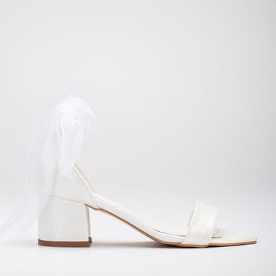 Athena Laag Hak Sandalen with Ribbon