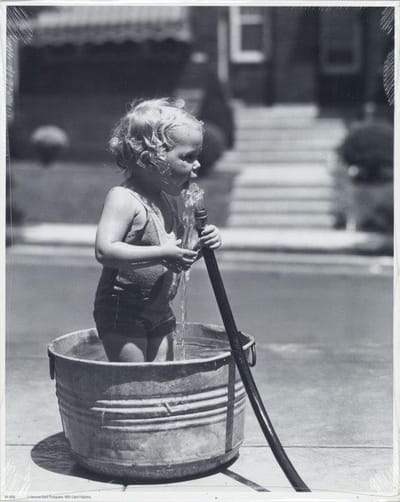 Mini zwart-wit poster - Child Playing in Bath - 24x30 cm