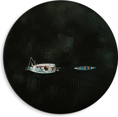 Dibond Wandcirkel - Twee Bootjes op het Water - 40x40cm Foto op Aluminium Wandcirkel (met ophangsysteem)