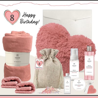 Geschenkset “8 Happy Birthday!” - 10 producten - 1580 gram | Triomf Original - Cadeau voor haar 8 jaar Wellness Cadeaupakket Meisje Kussen Hartje Fleecedeken Gefeliciteerd Verjaardag Feestje Cadeau Pakket Luxe Cadeaubox Party Girl Gift Set Roze