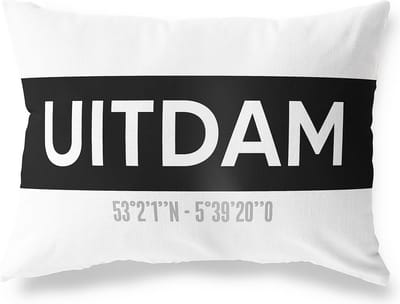 Tuinkussen UITDAM - NOORD-HOLLAND met coördinaten - Buitenkussen - Bootkussen - Weerbestendig - Jouw Plaats - Studio216 - Modern - Zwart-Wit - 50x30cm