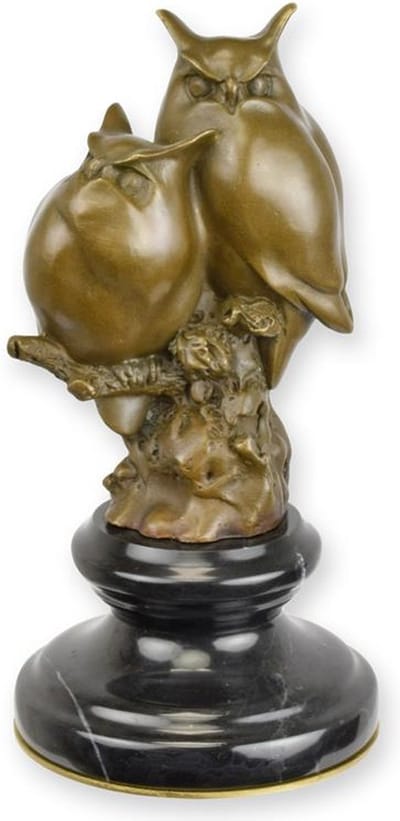EEN BRONZEN SCULPTUUR VAN TWEE UILEN OP EEN TAK (MESSING PLAAT UNDE