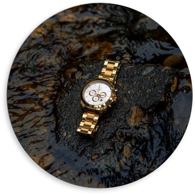 Dibond Wandcirkel - Goude Horloge op Waterige Steen - 80x80cm Foto op Aluminium Wandcirkel (met ophangsysteem)