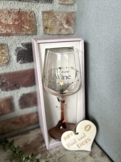 Creaties van Hier - Cadeau pakket Wijnglas met de tekst I love wine met houten hartje - 21 x 8,2 cm - Glas