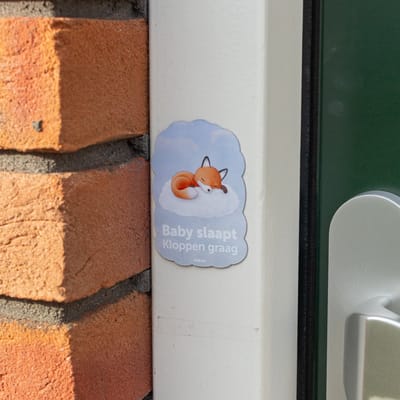 Magneetsticker - Baby Slaapt Kloppen Graag - Vos - Deur decoratie - Kraamcadeau - Deursticker - Dieren - Baby cadeau - inikini