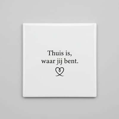 15x15 cm Keramische Tegel met 'Thuis is, Waar Jij Bent' Typografie en Hartontwerp – Betekenisvolle Muurdecoratie