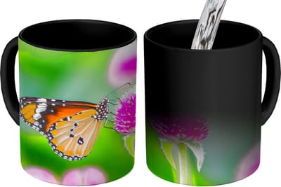 Magische Mok - Foto op Warmte Mokken - Koffiemok - Landelijk - Vlinder - Distel - Bloem - Magic Mok - Beker - 350 ML - Theemok