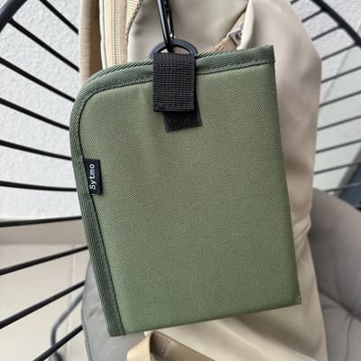 Opvouwbaar zitmatje met karabijnhaak | Zitkussen voor buiten & reizen | Waterdicht 600D Oxford met XPE-schuim | Kampeerkussen | Reiskussen | Lichtgewicht & draagbaar voor picknick, festival, vissen, wandelen, strand, kamperen & zomervakantie | Groen