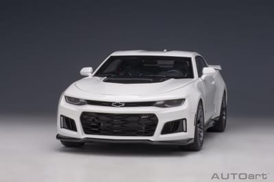 Autoart 1:18 Chevrolet Camaro ZL1 Coupe van 2017 in Summit White.