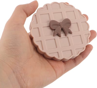 1 draagbaar spiegeltje: een schattig, compact spiegeltje van 7,5 cm in de vorm van een wafel, versierd met een strikje, ideaal voor vrouwen en meisjes om snel hun make-up bij te werken; dubbelzijdig ontwerp, past in je zak en kan worden gedraaid