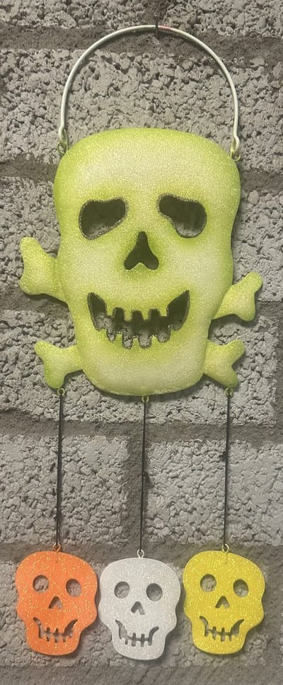 Metalen Halloween hanger "doodshoofden" - meerkleurig + glitters - 1 grote en 3 kleine - hoogte 47 x 18 x 1 cm - Halloween decoratie - Feest decoraties