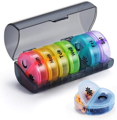 Ronde mini reisdoos met 14 vakken, vochtbestendig, geschikt voor 7 dagen - 14 openingen, draagbaar formaat - Kleurrijke reisverpakking - 14,5 x 6,5 x 6 cm