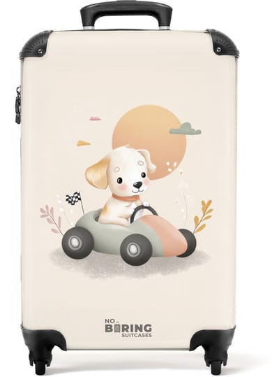 NoBoringSuitcases.com® - Kinderkoffer jongen - Kindertrolley jongens - Puppy in een raceauto in beige kleuren - Handbagage koffer lichtgewicht - Reiskoffer trolley kinderen - Rolkoffer met wieltjes - Past binnen 55x40x20 en 55x35x25