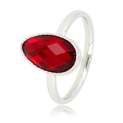 My Bendel - Zilverkleurige Twisted Ring met Rode Kristalsteen Druppel - Ring met Druppel Glassteen & Getwist Randje • Rood • Zilverkleurig - met Luxe Cadeauverpakking | Sieraden Voor Dames | Maat 16.00 Mm / Maat 50