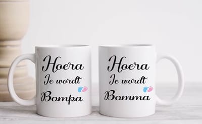 Koffiemok Hoera je wordt Bompa-Bomma Koffiemok Hoera je wordt Opa en Oma Mok - Koffiemok met oor - Quotes - 'Hoera je wordt oma' - Spreuken - Mokken - 350 ML - Beker - Koffiemokken - Theemok - Mok met tekst - Chocomelk mok - koffiekopjes